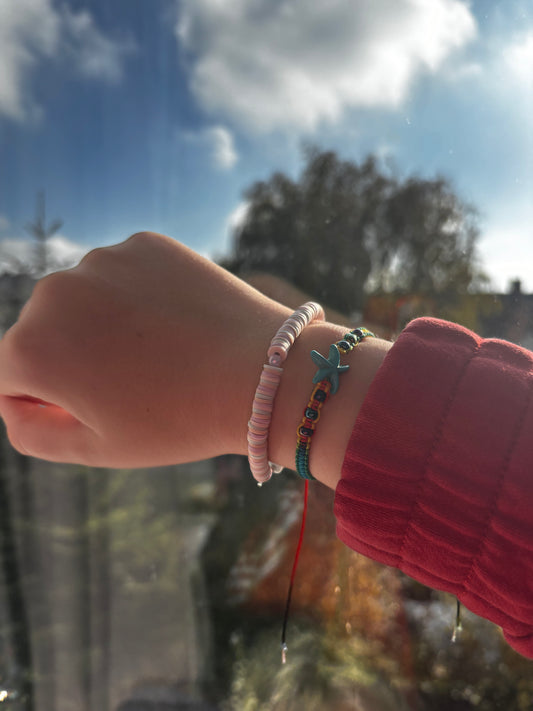 Armbandje met vrolijke kleuren